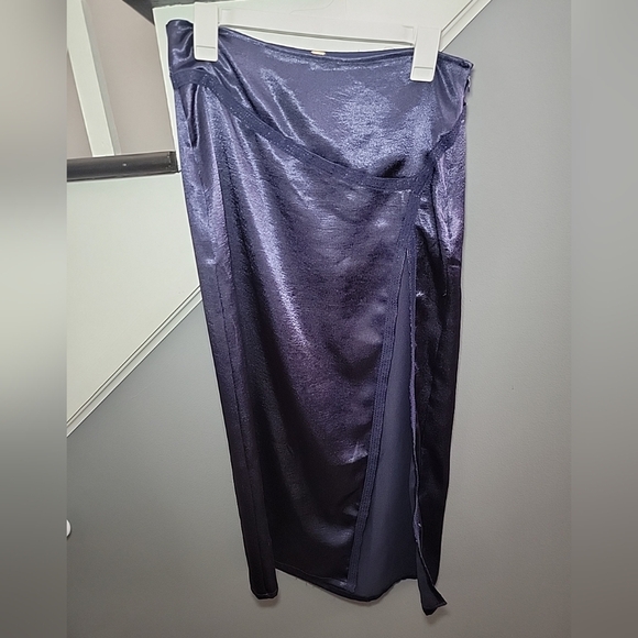 Free People Dakota Midi Skirt Silky Feel High Slit  Size 2 Midnight Blue - Picture 2 of 5